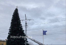 Буревій похилив новорічну ялинку на Соборній площі Чернівців і знеструмив чимало сіл на Буковині