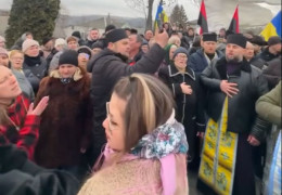 У Верхніх Станівцях місцева громада перейшла до ПЦУ і заспівала Гімн України. Прихильники москви у цей час скандували "Ганьба!"