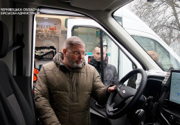 Саудівська Аравія передала буковинцям через Фундацію Зеленської дві спецавтівки "швидкої допомоги". Запаранюк навіть помацав кермо