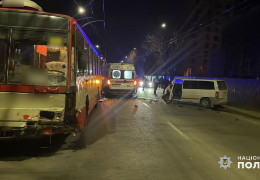 У Чернівцях загинув 21-річний водій буса "Mercedes-Benz Vito", який врізався у тролейбус. Фото з місця події