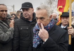 Румунська прокуратура знайшла $10 млн готівки та квитки на літак до Москви, заховані в підземному сейфі в будинку охоронця кандидата в президенти країни Келіна Джорджеску. Його затримано