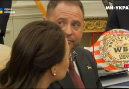 Боксер Олександр Усик заявив, що Зеленський привіз Трампу несправжній чемпіонський пояс
