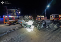 У передмісті Чернівців на великій швидкості перекинувся автомобіль "Infiniti". 21-річний водій та двоє пасажирів живі. ФОТО