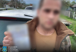ДБР затримало правоохоронця з Буковини, який разом зі спільником переправляв ухилянтів до Румунії