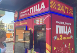 У Чернівцях встановили автомат, який готує піцу за три хвилини. Людям це подобається