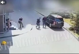 На волонтера Сергія Стерненка скоєно напад. Куля пройшла навиліт. Показали відео замаху і затриману жінку, яка хотіла вбити з пістолета відомого активіста