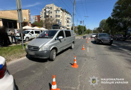 На вулиці Південно-Кільцевій у Чернівцях автомобіль збив 70-річну жінку