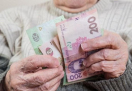 Чому доплату за вік одержують не всі пенсіонери?