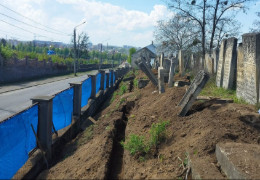 Терміново почалося укріплення схилу єврейського кладовища у Чернівцях, який потрапив під зсув грунту