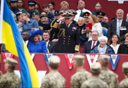 Як британський Король Чарльз ІІІ віддавав честь українським солдатам на параді у Лондоні