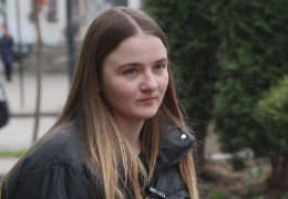 У селі Верхні Станівці на Буковині московські попи напали на журналістку: "Мене штовхнули, я впала, почали тягнути за волосся по території храму і били великими палицями"