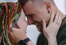 Український захисник, який повернувся з полону та втратив ноги, зробив своїй дівчині пропозицію. Що вона відповіла...
