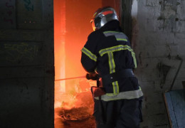 Знову хтось у Чернівцях на проспекті Незалежності підпалив колишнє тролейбусне депо