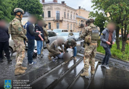 Спецоперація на площі Філармонії: буковинського правоохоронця затримали у Чернівцях за спробу переправлення чоловіків та підкупу прикордонника