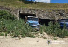 У Дністровському районі комунальники та підприємці в одній із шахт незаконно видобували вапняк на мільйони гривень. Всім казали, що там облаштовують бомбосховище