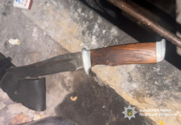 На Буковині під час п’яної суперечки чоловік засадив ножа у шию опоненту