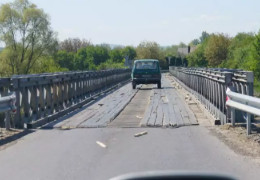 Після знищеного в часи Осачука мосту у Глиниці тимчасову переправу через Прут вже ремонтували 15 разів і витратили 350 тисяч гривень - МБ
