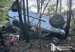 Машина буквально летіла десятки метрів з траси на дерева. Показали наслідки страшної смертельної аварії, яку здійснив п’яний прикордонник