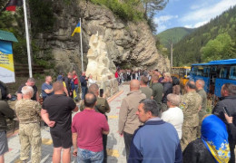 До Дня Героїв у селі Дихтинець на Вижниччині біля легендарної скелі, де у 1944 році УПА розбили чекістів, провели патріотичний захід
