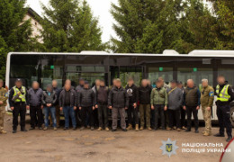 300 правоохоронців у шести областях ліквідували потужну банду, яка організовували втечу «клієнтів» з військових частин та переправляла їх за кордон. Схему придумали рецидивісти з Буковини