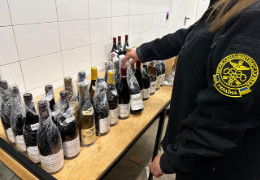 Десятки тисяч євро за пляшку: Чернівецькі митники показали вилучений на румунському кордоні колекційний алкоголь з Франції