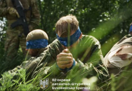 Десантники 82 окремої десантно-штурмової Буковинської бригади показали нову партію полонених орків. Ті знову розповідають байки