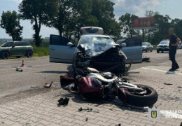 На околиці Чернівців, в напрямку на Коломию, у страшній аварії загинув мотоцикліст