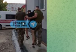 Вистрибнув з другого поверху ТЦК — чоловік втікав від ВЛК через вікно вбиральні, але зламав ногу. Показали відео