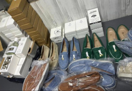 Чернівецькі митники у Порубному вилучили у підприємця, який повертався з Туреччини, велику партію парфумів, одягу та взуття на понад 700 тисяч гривень