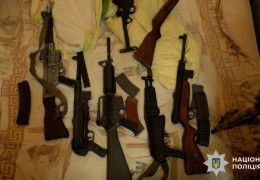 Під час несподіваної спецоперації у буковинців вдома виявили понад 20 одиниць автоматів, гвинтівок, пістолетів, бойову гранату та вибухові речовини. Показали відео