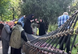 Біля Свято-Духівського собору у Чернівцях сталася сутичка. Московські попи зі своїми вірними поламали паркан і штурмували храм