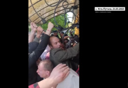 Із сокирами та гранатою. Журналісти показали, як гуцули Буковини за церкву в Усть-Путилі б’ються