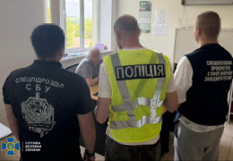 "Вєрующій" лікар брав хабарі і одразу відмолював гріхи перед іконою? У Дністровському районі затримали онколога, який вимагав  хабар від матері військовослужбовця