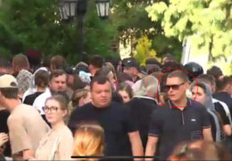 У натовпі серед промосковських "тітушок" біля Свято-Духівського собору у Чернівцях помітили пасинка Михайла Папієва - екс-нардепа Артема Семенюка