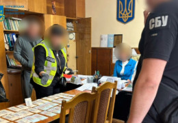 Показали очільницю фахового коледжу на Буковині, яка за хабарі набирала на навчання ухилянтів: вилучено понад 100 тис. грн готівки