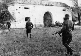 Напад Німеччини на СРСР 22 червня 1941 року: Радянська пропаганда всіляко приховувала ганьбу радянських прикордонників і придумала брехливі легенди