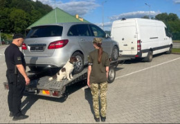 На кордоні хотіли завезти легковик "Мерседес" під виглядом гуманітарної допомоги. Згодом це повідомлення прикордонники без пояснень прибрали…
