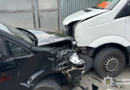 У Мамаївцях сталася потрійна автопригода з автівками Volkswagen. Постраждав пішохід. Поліція показала фото