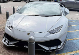 У Фейсбук накинулися на власника Lamborghini, який припарковував своє авто на місці для інвалідів. Водій відповів так дотепно, що всі хейтери дуже пожалкували