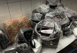Чоловік сховав у "Порубному" від митниці майже 3 тисячі одиниць одягу, жіночих сумок та автозапчастин, щоб не платити мито. І все втратив
