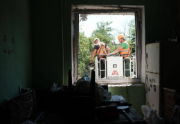 Небайдужі чернівчани долучилися до ліквідації наслідків ворожої атаки — допомагали жителям пошкодженої багатоповерхівки
