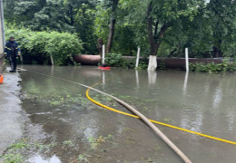 У Чернівцях через підтоплення відключили першу насосну станцію. По області - перебої з електроенергією. На "Калинці" підтоплює торгові ряди