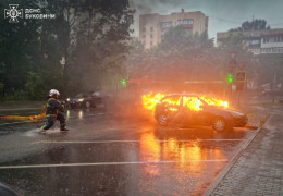 У Чернівцях під час сильного дощу на вулиці Рівненській спалахнув автомобіль