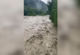 Біля Черемоша і Сірету дві дороги пішли під воду. У селах Петраші, Долішний Шепіт, та Устеріки рівень води піднявся до критичного рівня