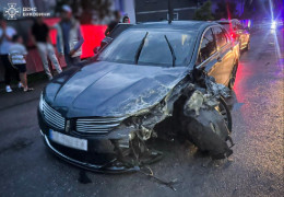 У Заставні американський Lincoln потрапив у карколомну аварію. Рятувальники показали розбиту машину
