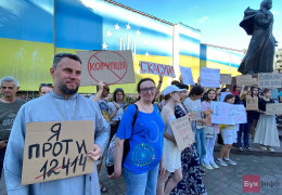 У Чернівцях молодь також протестувала проти закону, який позбавляє незалежності САП і НАБУ. Зеленський каже, що почув і анонсує свій законопроєкт