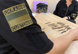 Київська митниця передала скіфські наконечники та старовинні монети до Чернівецького обласного краєзнавчого музею