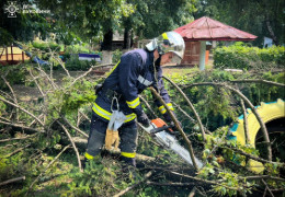 У Кельменецькій громаді негода пошкодила 120 приватних будинків, у половині з них зірвало покрівлю. Олійник вже підрахував приблизні збитки
