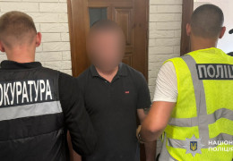 У Чернівцях спіймали наркокур’єра-мільйонера. Його помешкання обшуковували бійці роти поліції