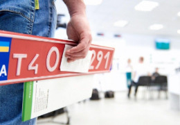 Українці не можуть поставити авто на облік. Чому виникли проблеми з реєстрацією?